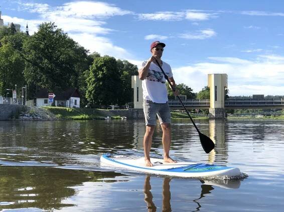 Na Hluboké turistům půjčí kola, paddleboardy i hausbót
