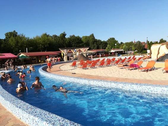 BAZÉN S UNÁŠEJÍCI VODOU • Aquapark Thermal Corvinus
