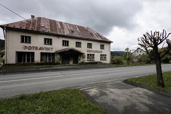 Soudce dražil hotel po dlužníkovi. Získala ho jeho dcera a rodina dalšího kolegy