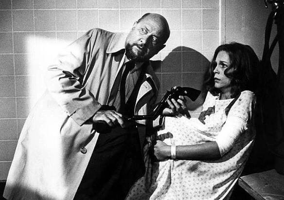 Jamie Lee Curtis měla po celou dobu natáčení paruku, jelikož po prvním filmu změnila účes.