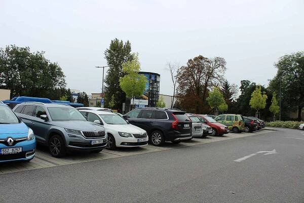 Parkoviště u kolínského nádraží.