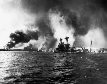 Soubor:USS California sinking-Pearl Harbor.jpg