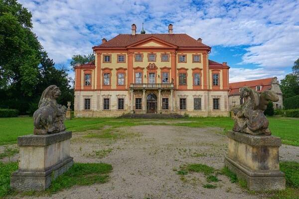 Návštěvníci si mohou projít zámecký park s množstvím soch.