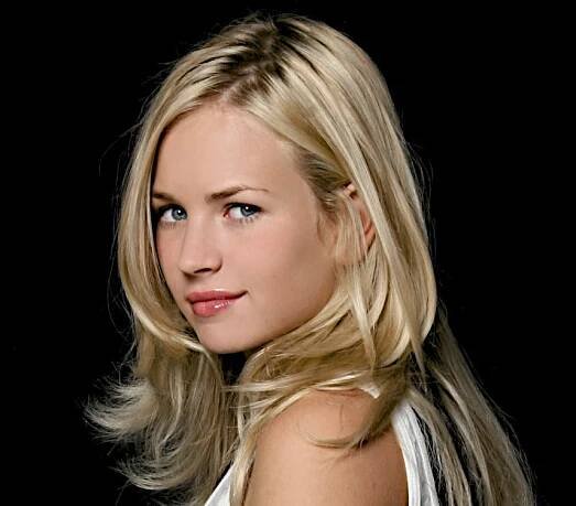 Britt Robertson Biography - Facts, Childhood, Family Life & Achievements
