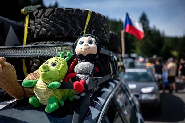 Káry za pár korun a dvě Pamely. Na Bílé se to hemžilo vyladěnými auty Gumbalkan