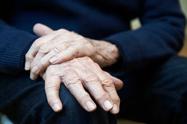 Třes rukou není jediným příznakem: 7 méně známých projevů Parkinsonovy choroby