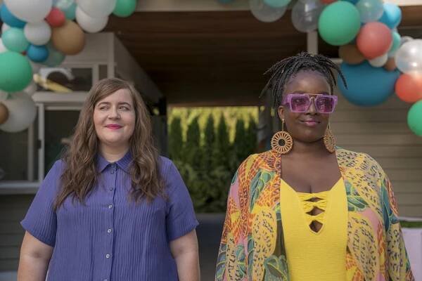 Shrill - Pool - Z filmu - Aidy Bryant, Lolly Adefope