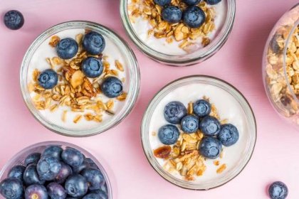 jogurt s domácí granolou a borůvkami - dezert parfait - stock snímky, obrázky a fotky