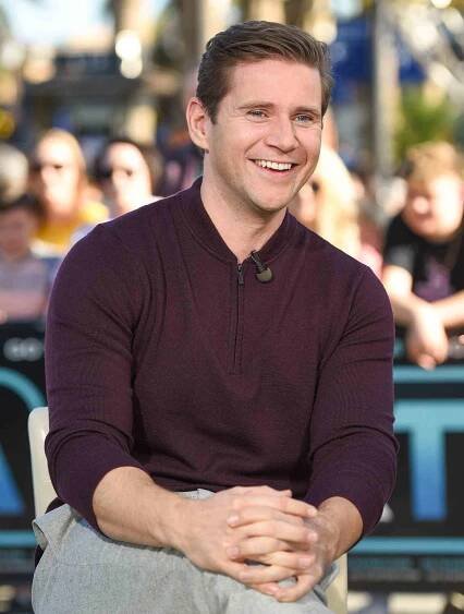 Allen Leech And Leann Rimes Visit "Extra"