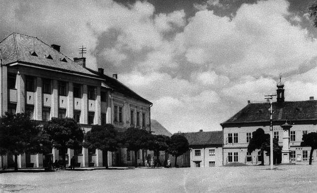 Neveklov, severozápadní kout náměstí; před rokem 1961 (sbírka Pavla Fiedlera).