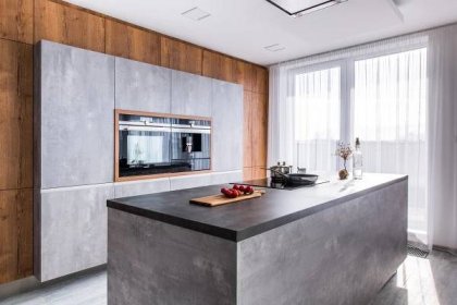 Kuchyně na míru Beton Pearl Grey/Dub Cognac | Sykora.eu
