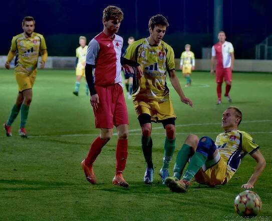 Fotbalisté Kroměříže B (bílo-červení) v posledním podzimním kole okresního přeboru doma porazili Břest 3:0.