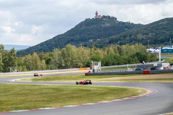 Další soud mezi obyvateli Mostu a autodromu. Na okruhu hrozí zákaz nedělních jízd a omezení provozu