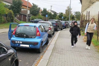 Ve všední dny jsou ulice v širším centru Třebíče přecpané parkujícími auty. Radnice proto zvažuje zavedení modrých zón.