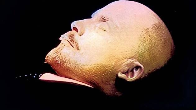 Nabalzamovaný Lenin je dodnes vystaven na Rudém náměstí v Moskvě.