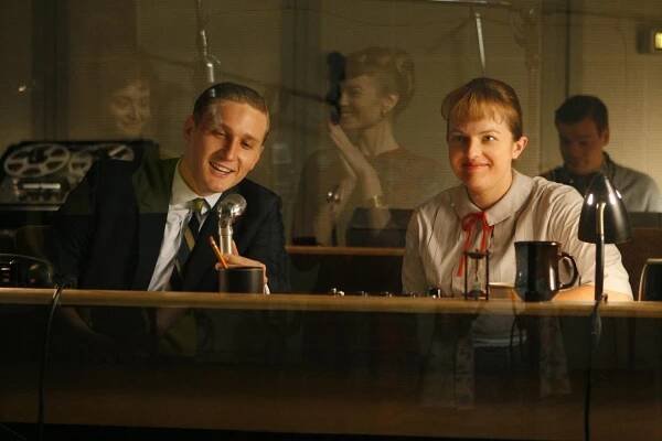 Šílenci z Manhattanu - Pozor, vyletí ptáček! - Z filmu - Aaron Staton, Elisabeth Moss