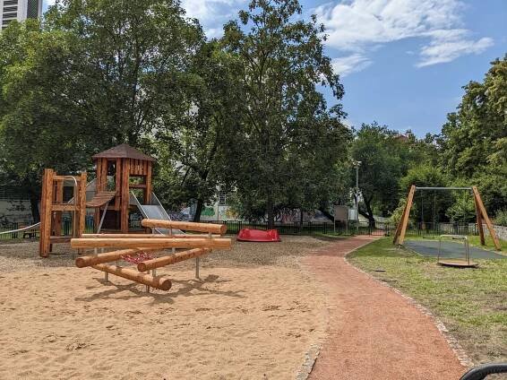 Zdjęcia • Dětské hřiště Tolstého (Plac zabaw dla dzieci) • Mapy.com