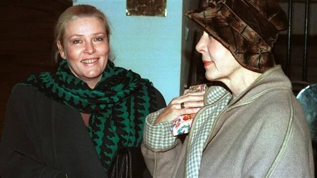 V posledních letech se Olga Schoberová ve společnosti neobjevuje, kamerám a fotoaparátům se vyhýbá. Fotografie je z roku 1993.