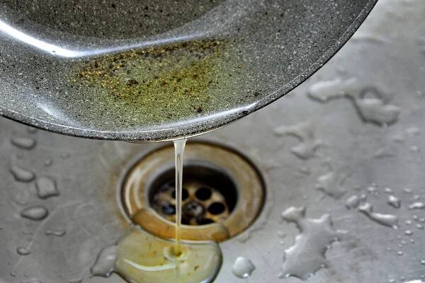 Jak vyčistit odpad bez použití chemie? Pomůžete tím přírodě i své peněžence