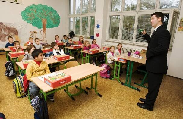 První školní den: Prvňáčci se do školních lavic těšili