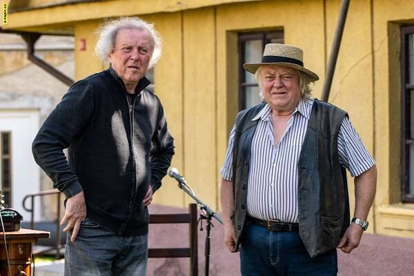 Sezonu výstav kresleného humoru ve Čtrnáctce zahájila legendární dvojice Poklop