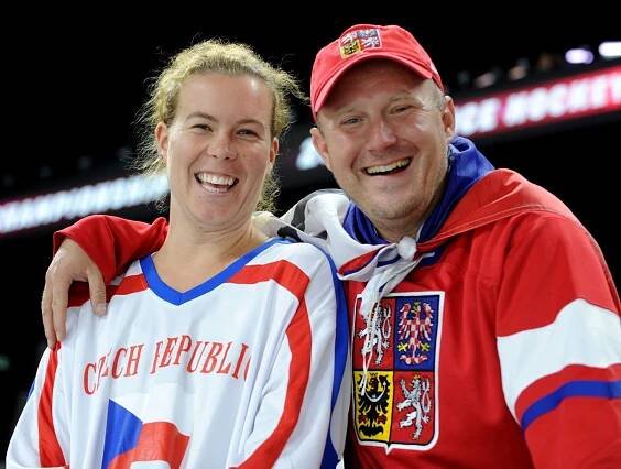 Česká vlajka letěla vzhůru, rozhodčí přišel o brusli a Američané úřadovali. To je neděle na MS