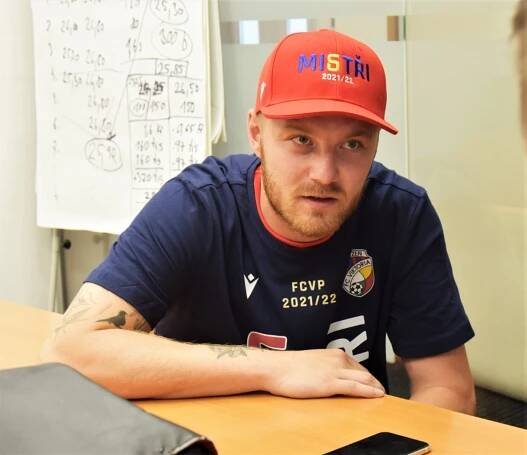 Jindřich Staněk přivezl pohár pro vítěze FORTUNA:LIGY