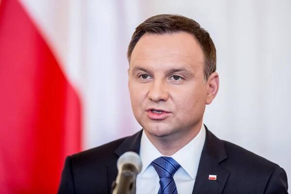Poláci volí prezidenta. Favoritem je Duda, rozhodne však zřejmě až druhé kolo