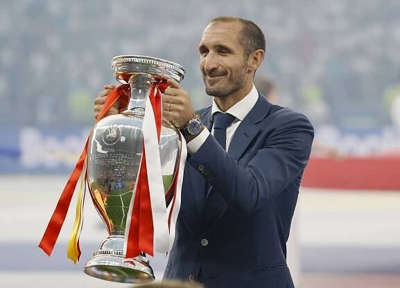 Italský mistr Evropy Giorgio Chiellini přinesl na hrací plochu trofej pro vítěze Eura