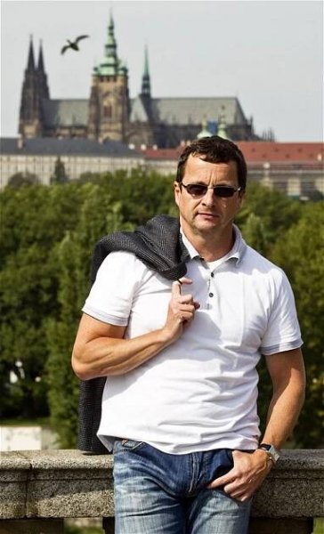 Vieweghův román: Klaus s milencem na Maledivách a židovské spiknutí