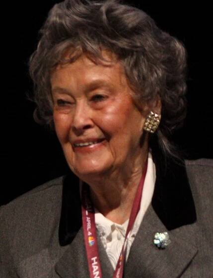 Soubor:Lorraine Warren (8608455671) (cropped).jpg – Wikipedie