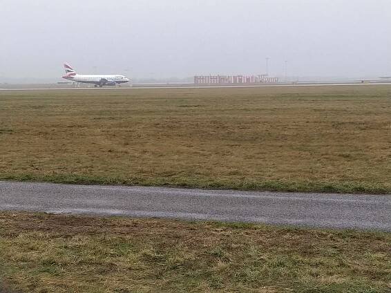 Meteostanici na pražském letišti vyřadil blesk, letadla musela přistávat jinde