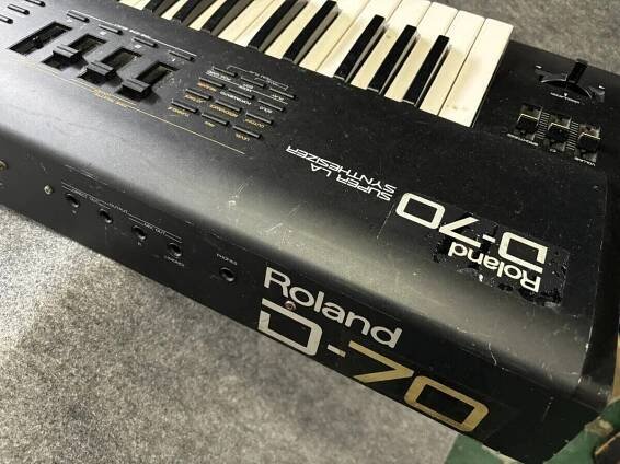 Roland D70 D-70 Super LA Synthesizer 76 Keys HARD CASE EXTRA KEYBOARD EXCELLENT
