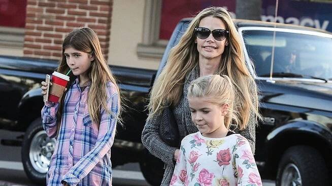 Denise Richards s dcerami na nákupech dva týdny poté, co jejich táta Sheen přiznal nákazu HIV - Super.cz