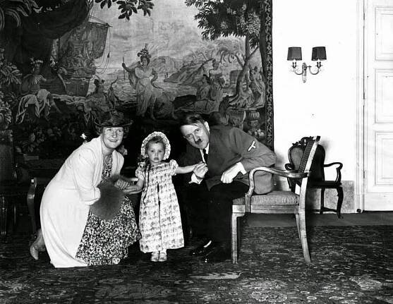 Adolf Hitler s Emmy a Eddou Göringovýmy. Dcerou a manželkou Hermanna Göringa, jednoho ze svých nejvěrnějších pobočníků.