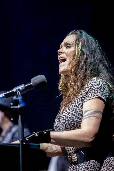 Divoženka Beth Hart uhranula pražské O2 universum - musicserver.cz