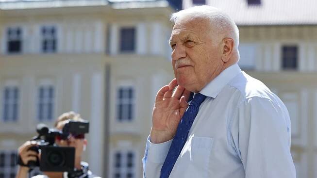 Chybíš nám, řekl Zeman Klausovi na oslavě narozenin a věnoval mu pero