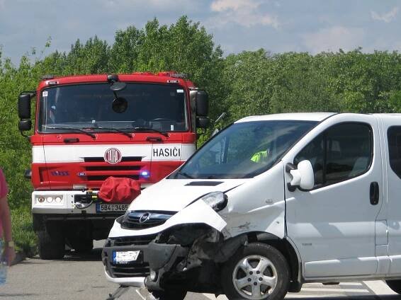 Po srážce u dinoparku auto skončilo v příkopu. Manželský pár musel do nemocnice