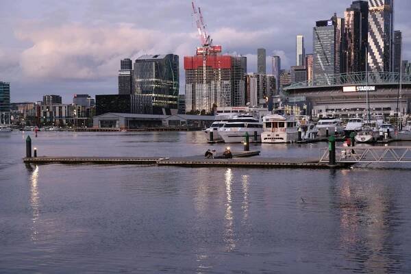 bezplatná Ohromující výhled na panorama Melbourne Docklands při západu slunce s jachtami a moderními budovami. Základová fotografie