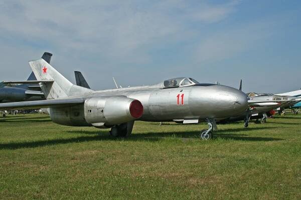 The Yak-25 was substantually smaller than the Tu-128