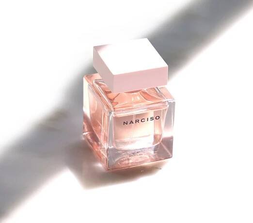 Recenze Narciso Cristal od Narciso Rodriguez – šťavnatý a pudrový ~ Recenze parfému 