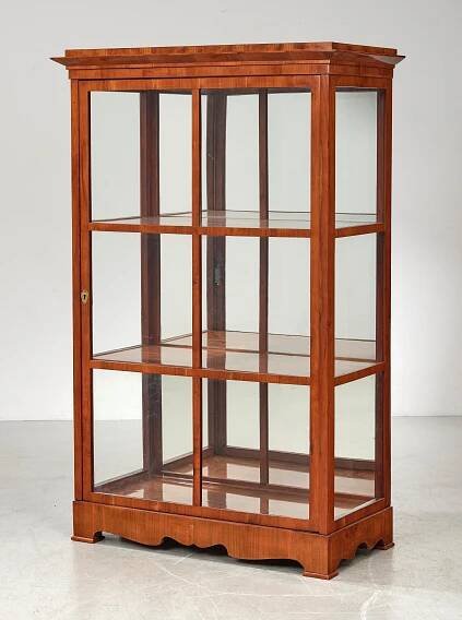 Biedermeier Vitrine, - Möbel & Interieur 2024/12/04 - Vyvolávací cena: EUR 1.200 - Dorotheum