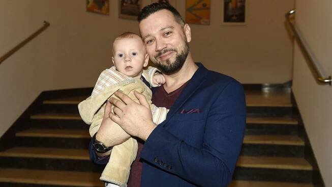 Hrdý otec Michal Kavalčík: Na premiéru svého staršího syna přišel i s tím čtyřměsíčním! - Super.cz