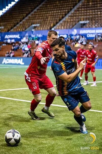 Čeští reprezentanti (v červeném) v úvodním utkání mistrovství Evropy v Sarajevu porazili Španělsko 4:2.