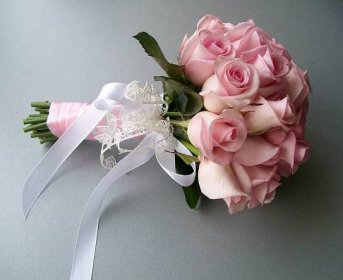 Svatební kytice růží (91 fotografií): jemná kombinace pro svatbu malých čajových růží s modrými hortenzie a burgundskými