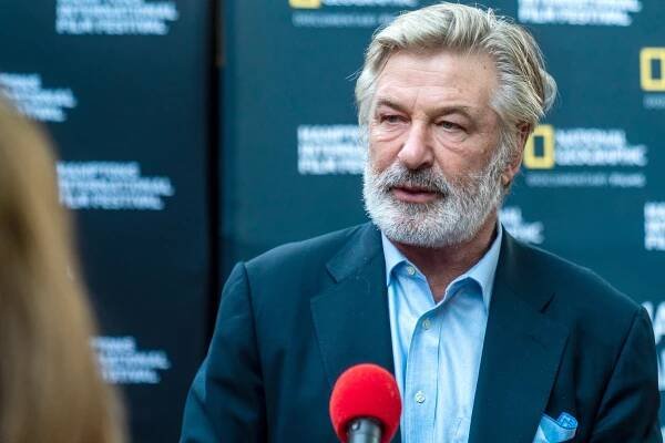 Herec Baldwin uzavřel dohodu s rodinou zastřelené kameramanky. Natáčení bude pokračovat v lednu