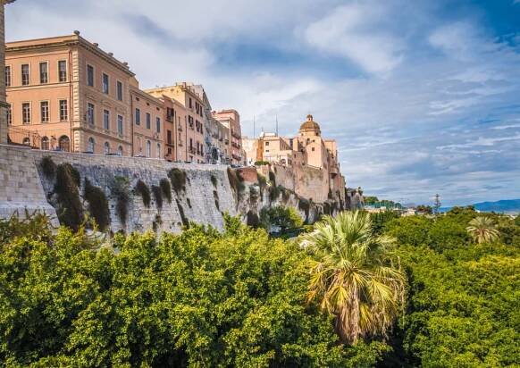 cagliari, sardinie, itálie. starobylé město s dlouhou historií pod vládou několika civilizací. - cagliari - stock snímky, obrázky a fotky