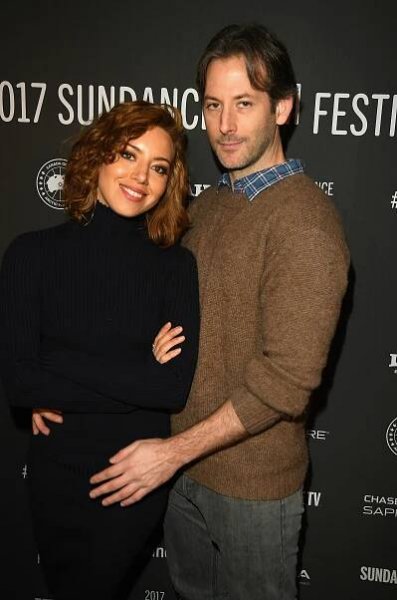 Aubrey Plaza and Jeff Baena on a red carpet.