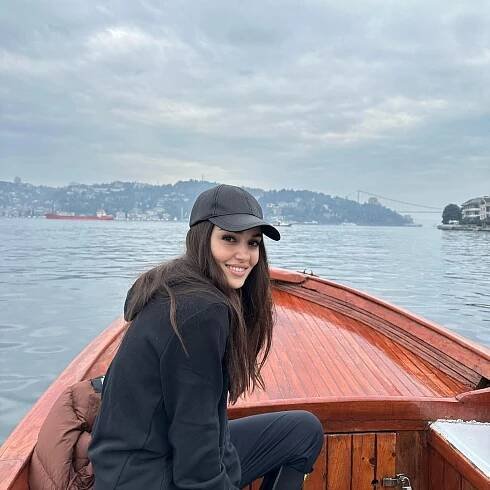 Hande Erçel's Workout Routine and Diet Plan