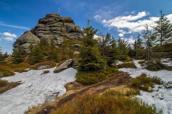 Jizera - druhý nejvyšší vrchol Jizerských hor na české straně (1122 m n. m.). Vyhlídka v podobě přírodně navršených žulových balvanů se zbytky sněhu